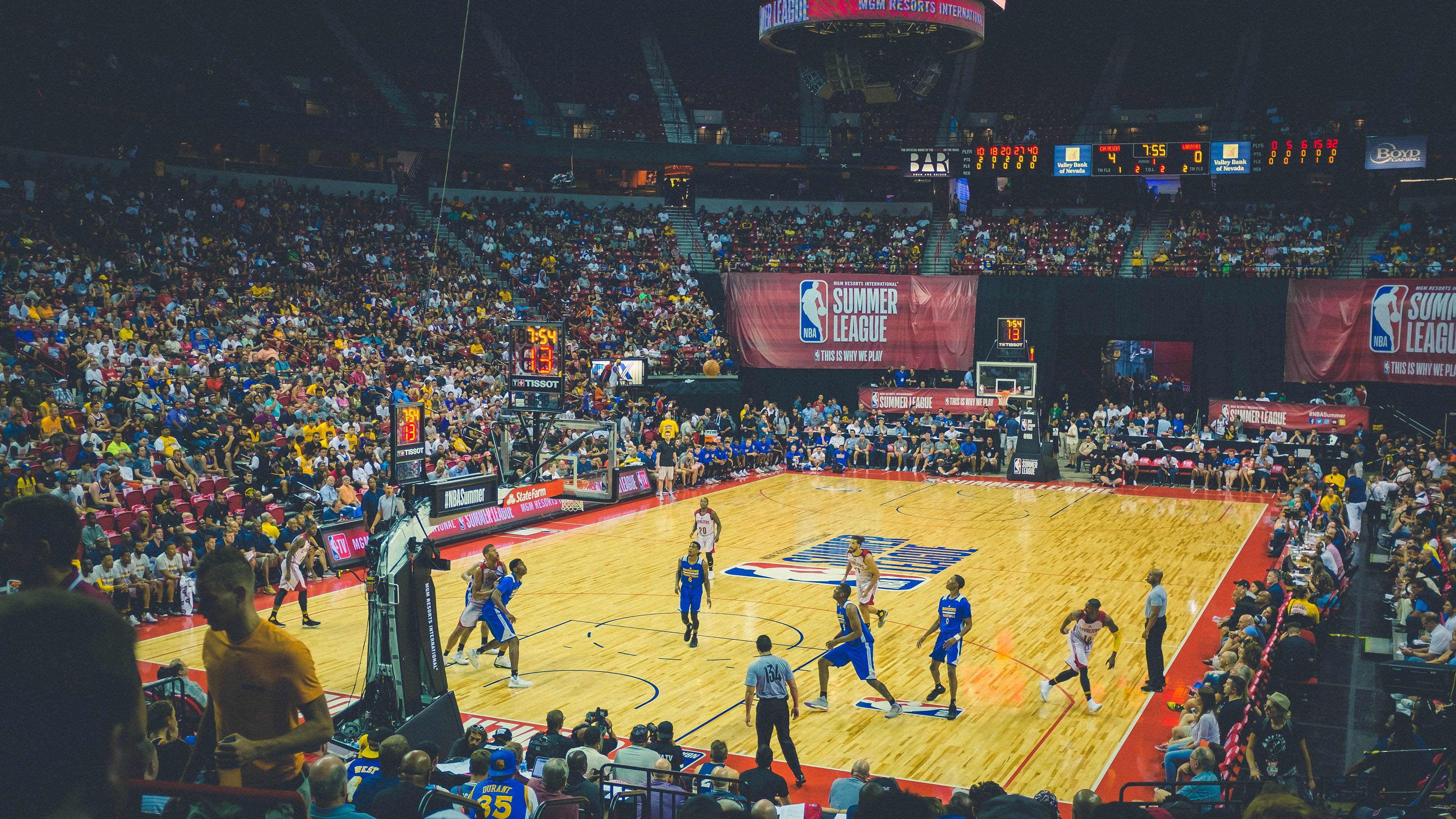 新型球场草坪启用，提升比赛质量，球场草坪养护